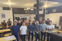 Foto bersama narasumber dengan audiens usai menggelar diskusi di Cafe Ruang Pikir, Jalan Voorfo (foto:istimewa).