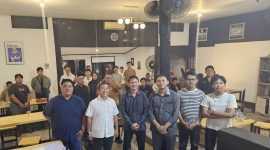 Foto bersama narasumber dengan audiens usai menggelar diskusi di Cafe Ruang Pikir, Jalan Voorfo (foto:istimewa).
