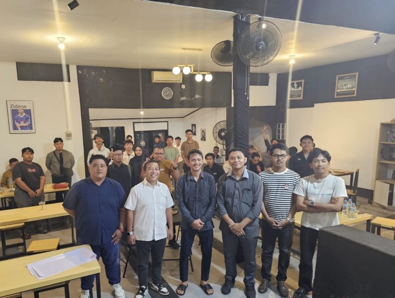 Foto bersama narasumber dengan audiens usai menggelar diskusi di Cafe Ruang Pikir, Jalan Voorfo (foto:istimewa).