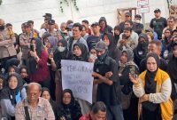 Pedagang Pasar Pagi gelar aksi di halaman Balaikota, Selasa (10/2/2026) (foto:rk)