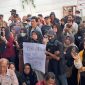 Pedagang Pasar Pagi gelar aksi di halaman Balaikota, Selasa (10/2/2026) (foto:rk)