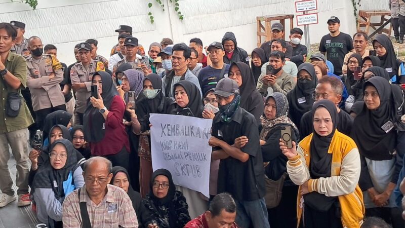 Pedagang Pasar Pagi gelar aksi di halaman Balaikota, Selasa (10/2/2026) (foto:rk)