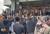 Pedagang Pasar Pagi yang menggelar aksi di halaman Balaikota Samarinda, Selasa (10/2/2026) (foto:rk).