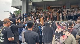 Pedagang Pasar Pagi yang menggelar aksi di halaman Balaikota Samarinda, Selasa (10/2/2026) (foto:rk).