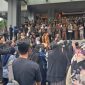 Pedagang Pasar Pagi yang menggelar aksi di halaman Balaikota Samarinda, Selasa (10/2/2026) (foto:rk).