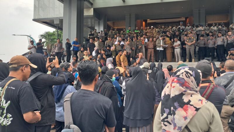 Pedagang Pasar Pagi yang menggelar aksi di halaman Balaikota Samarinda, Selasa (10/2/2026) (foto:rk).
