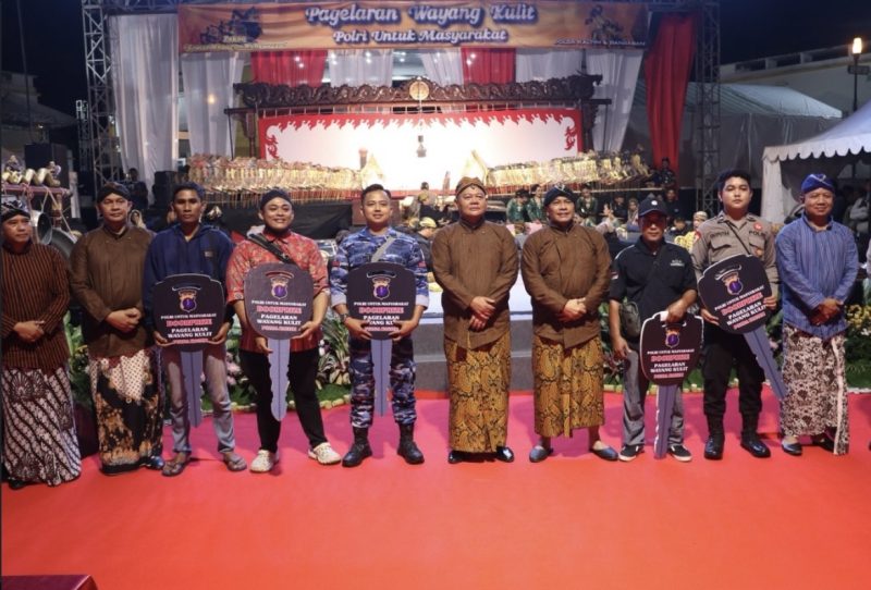 Kapolda Kaltim, Endar menghadiri kegiatan wayang kulit di BSCC Dome (istimewa).