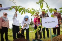 Otorita IKN yang sedang penanaman pohon guna membentuk budaya baru (foto:istimewa).