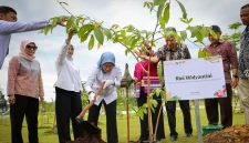 Otorita IKN yang sedang penanaman pohon guna membentuk budaya baru (foto:istimewa).